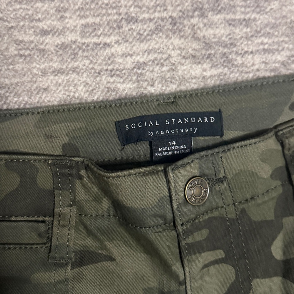 Sanctuary Olive Camouflage Pants - Picture 3 of 7